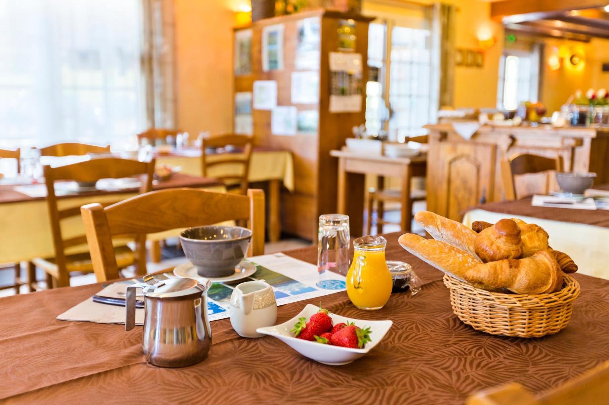 Logis Hotel Restaurant Auberge Du Bougnat Saint-Victor-la-Riviere المظهر الخارجي الصورة